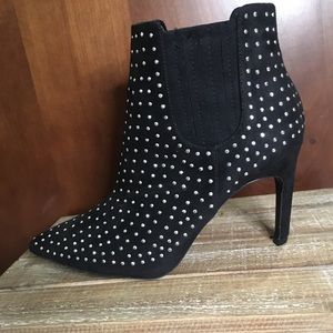 5/$25 QUPID BLACK SUEDE HEELED ANKLE BOOTIES SIZE 6